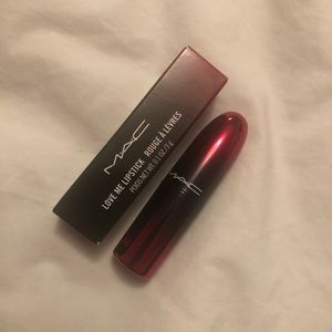 MAC - Love Me Lipstick. Shade : Give Me Fever